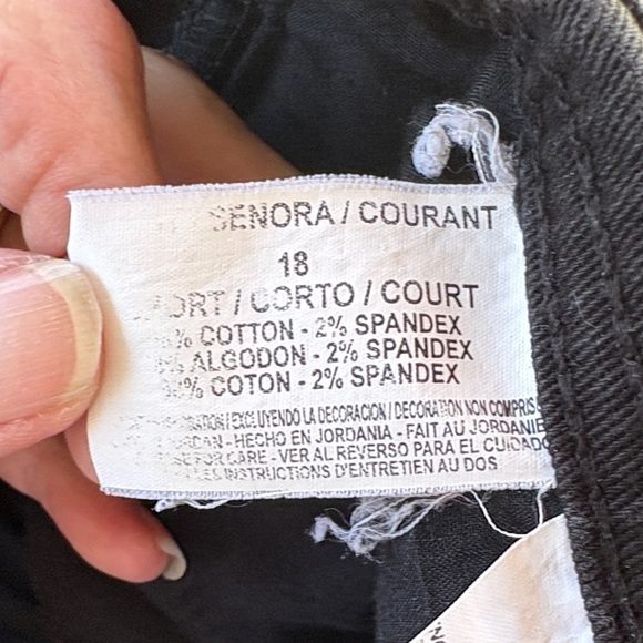 Gloria Vanderbilt Black Petite Jeans with Embroidered Pockets - Picture 9 of 9